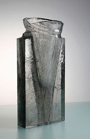 HLUBINA, tavené broušené sklo, 44 × 22 × 16 cm, 2007
foto M. Pouzar