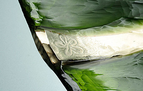 SURFACE – detail, mould-melted glass, cut, 6 × 52 × 39 cm, 2007
foto M. Pouzar