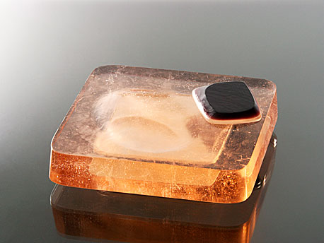 FLOE I., mould-melted glass, cut, 6 × 20 × 20 cm, 2005
foto J. Šolc