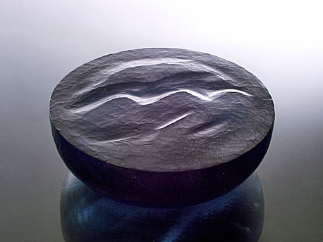 KRAJINA ZA DĚŠTĚ, tavené broušené sklo, 12 × 21 cm, 2006
foto J. Šolc