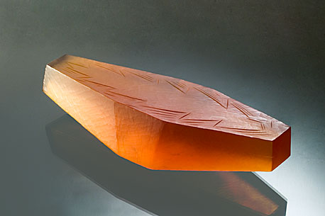MEDOVÁ, tavené broušené sklo, 7 × 36 × 11 cm, 2005
foto J. Šolc