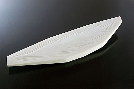 BÍLÁ II., tavené broušené sklo, 4 × 38 × 10 cm, 2005
foto J. Šolc