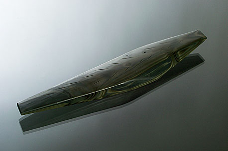 ŠEDÁ RYBKA, tavené broušené sklo, 3 × 31 × 6 cm, 2005
foto J. Šolc