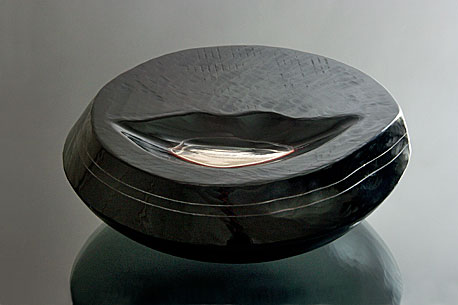 LIPS, mould-melted glass, cut, 5 × 12 cm, 2005
foto J. Šolc