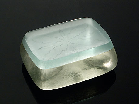 MÝDLO, tavené lepené broušené sklo, 5 × 10 × 12 cm, 2006
foto J. Šolc