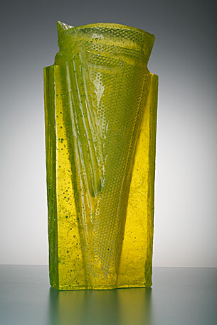 VE SKÁLE, tavené broušené sklo, 44 × 18 × 16 cm, 2007
foto M. Pouzar