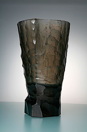 ZA DEŠTĚ, tavené broušené sklo, 36 × 21 × 20 cm, 2007
foto M. Pouzar